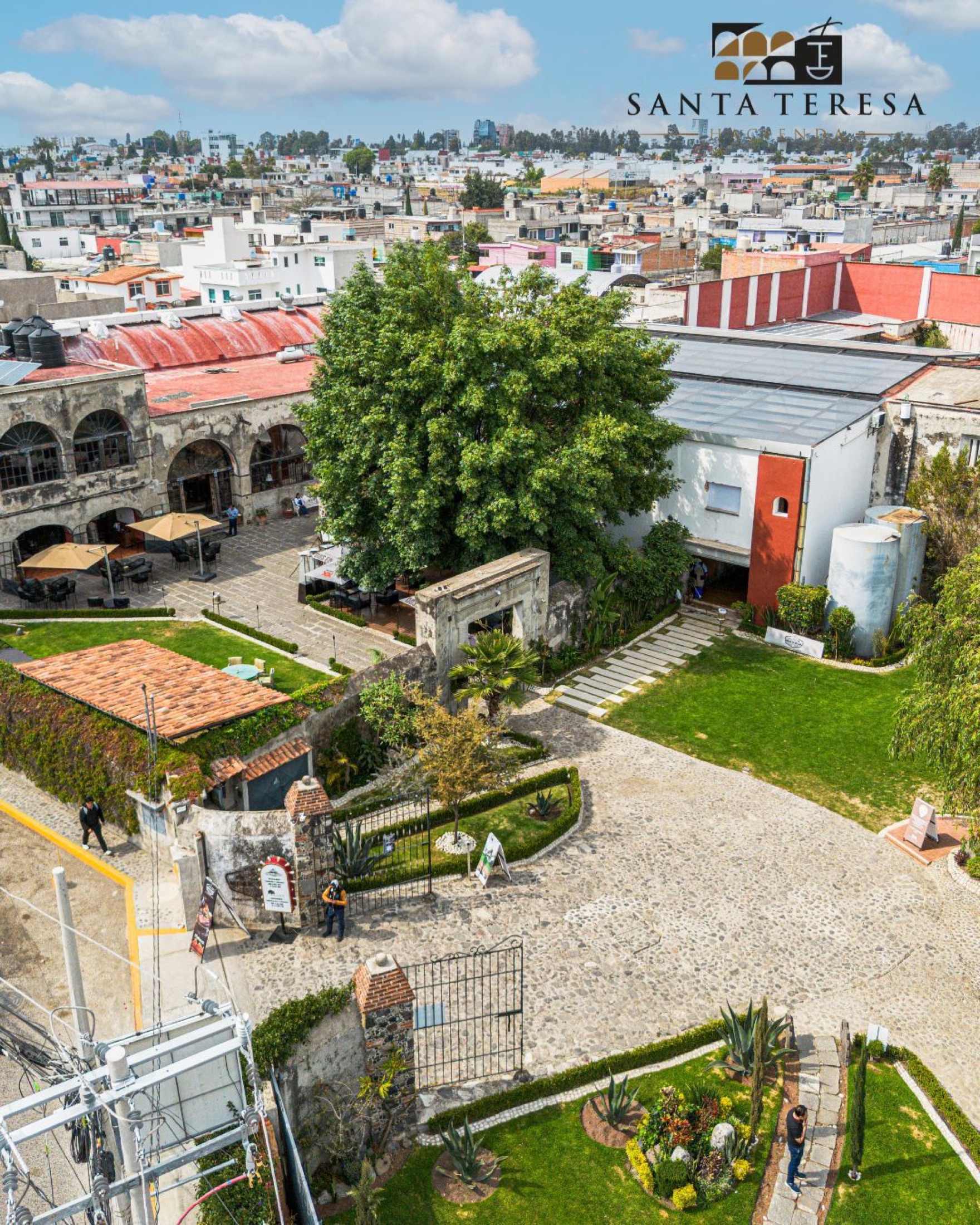 Vista de Hacienda Santa Teresa y sus jardines